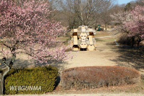 嶺公園の子ども向け遊具のある広場