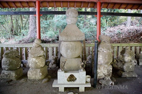 善昌寺の五輪塔群（新田義貞首塚）