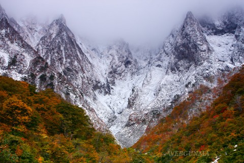 秋の谷川岳・一ノ倉沢出合から