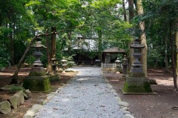 生品神社の参道から拝殿をのぞむ