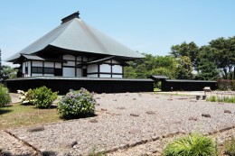 満徳寺の庫裏から本堂を