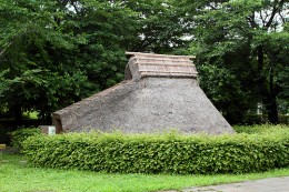 たちばなの郷公園の縄文時代の竪穴式住居「小室敷石住居跡」