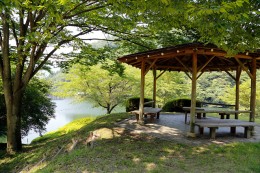 湖畔に建つ東屋