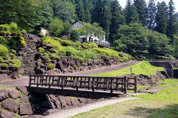 白い建物が湖城の館