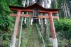 高太神社鳥居と参道の石段